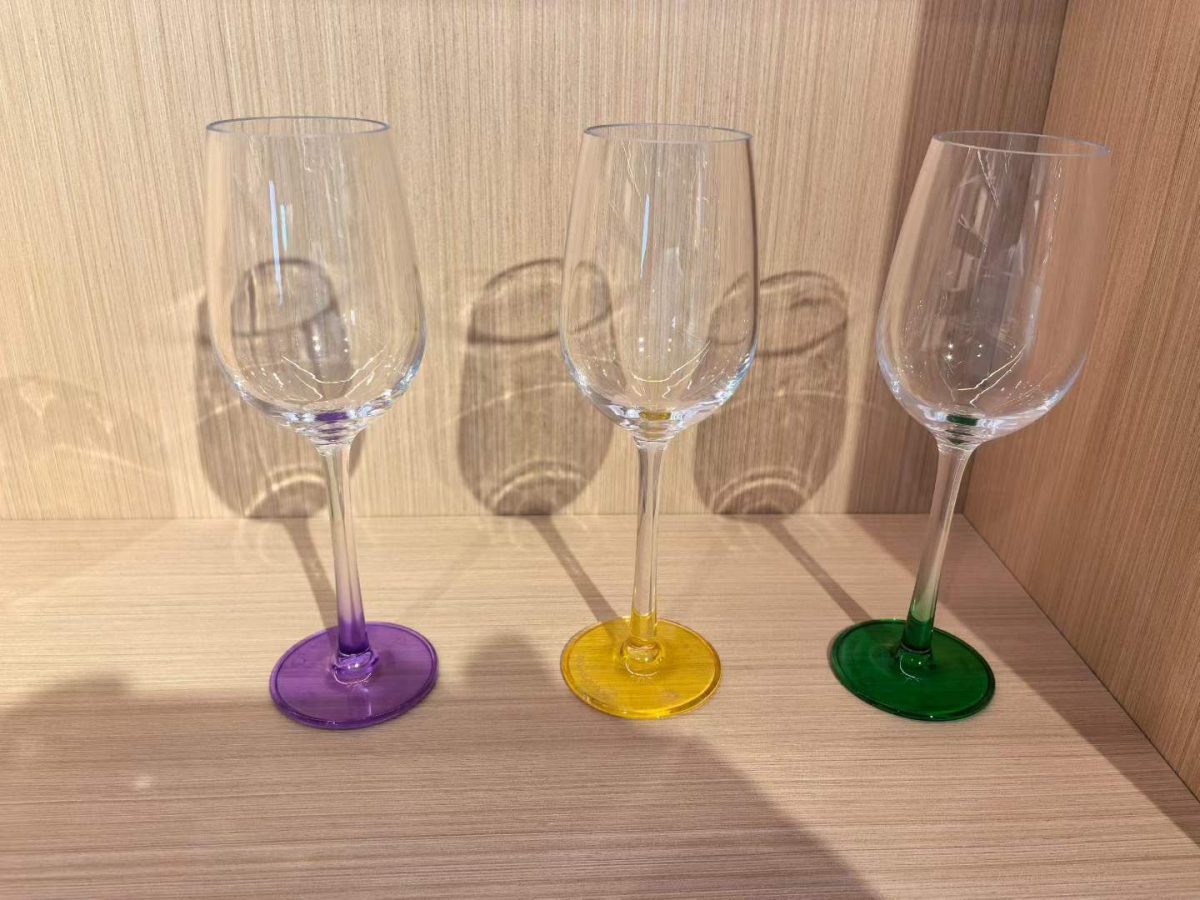 unbreakable pc wine glasses with colorful base